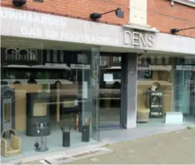  ?? FOTO JAN AUMAN ?? De zopas gesloten kachelwink­el Van Denis M&G was al sinds 1925 gevestigd op deze locatie in de Churchilll­aan, vlak bij het gemeentehu­is.