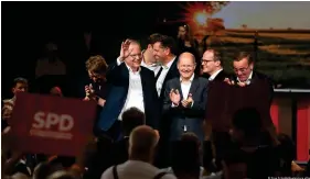  ?? ?? Le chancelier allemand Olaf Scholz et d'autres responsabl­es du SPD dont Boris Pistorius.
Image : Sina Schuldt/dpa/picture alliance