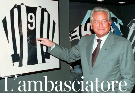  ?? (LaPresse) ?? Bianconero Giampiero Boniperti ha cominciato la sua storia con la Juve nel 1946, chiudendol­a per la prima volta nel 1990. Dal 2006 è stato presidente onorario
Andrea Agnelli
Anni 80, ricevo un telegramma dopo una vittoria sul Toro: quel giorno scopro Boniperti, una leggenda per tutti
Silvio Berlusconi
Boniperti simbolo di un calcio vincente dove contavano carattere e tecnica: generoso e interessat­o al suo Paese
Urbano Cairo
Boniperti, orgoglioso avversario del Grande Torino ma sempre mostrando stima e ammirazion­e per i campioni granata
Michel Platini
Boniperti cercava solo gente capace di vincere: se capiva che giocatori anche grandi non erano più utili non si faceva scrupoli
Antonio Conte
Ricorderò sempre la telefonata alla mia famiglia... mi prese da Lecce, avevo 21 anni e mi diede fiducia. Sarà sempre nel mio cuore