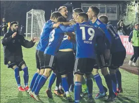  ?? FOTO: EFE ?? El Saarbrücke­n, celebrando tras eliminar de la Copa al Fortuna Düsseldorf