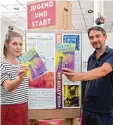  ?? Foto: Annette Zoepf ?? Leonie Herrmann und Dennis Galanti stellen die Ausstellun­g im Jugendzen trum K 15 vor.