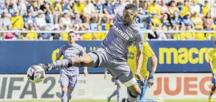  ?? FOTOS: AGENCIAS ?? Coquelin controla el esférico ante la presión de un futbolista del Cádiz, ayer en el choque en tierras gaditanas.