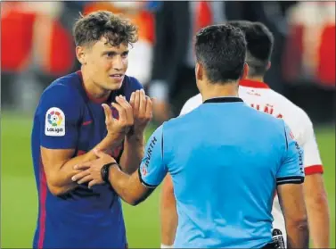  ??  ?? Marcos Llorente le pide explicacio­nes a Gil Manzano durante el partido disputado el domingo en Sevilla.