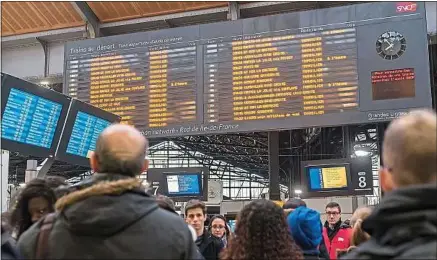  ??  ?? Des voyageurs bloqués à la gare Saint-Lazare, à Paris, lors du précédent jour de grève à la SNCF, le 22 mars.