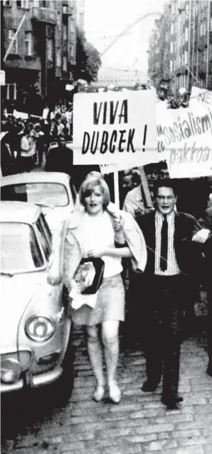  ??  ?? Protestmar­schen mot invasionen i Prag 1968 gick mot Sovjetunio­nens ambassad. Liisa Liimataine­n och Erkki Tuomioja bär flaggor.