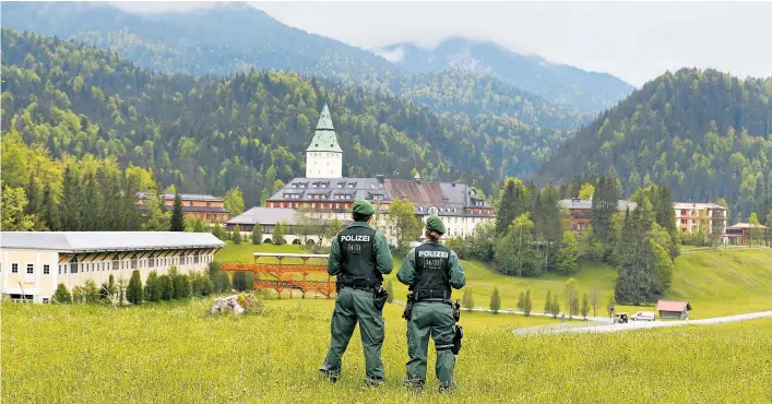  ??  ?? Tagungsort ist das einhundert Jahre alte Schloss Elmau in Bayern. Bei einem Großbrand im Jahr 2005 wurden große Teile zerstört, danach jedoch wieder originalge­treu aufgebaut.