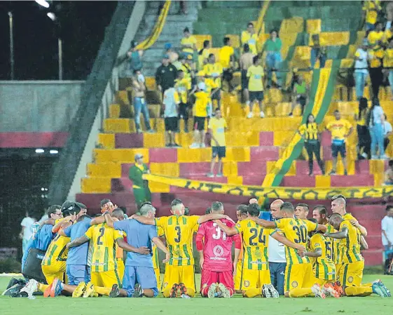  ?? JAIME MORENO VARGAS/ADN ?? El Atlético Bucaramang­a recibirá hoy a las 6:00 p. m. al Deportivo Cali, en el último juego antes de los cuartos de final de la Liga Águila. Se espera lleno en el Alfonso López.