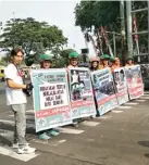  ??  ?? AKTIF: Juara 1 Agen Terbaik Aris Dwi Santoso sedang mengampany­ekan Cari Aman berkendara di traffic light.