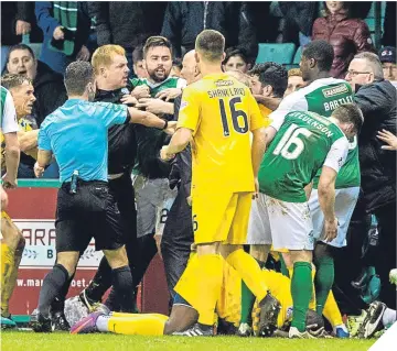  ??  ?? ■
Mayhem ensues as Neil Lennon and Jim Duffy square up at Easter Road.