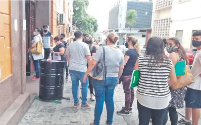  ??  ?? Esta semana, frente a colegios emblemátic­os, como Asunción Escalada, hubo fila de padres llevando documentos.