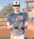  ??  ?? Trophäe: Jaden Gil (15) mit der Ehrung als bester Werfer beim Baseball.