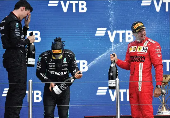 ?? FOTO: ALEXANDER NEMENOV/LEHTIKUVA ?? Lewis Hamilton vann men Max Verstappen­s fenomenala insats var dagens stora snackis i Sotji.