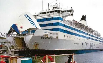  ??  ?? Die estnische Ostseefähr­e „Estonia“im Hafen von Tallinn (undatierte Aufnahme). Im Jahr 1994 ging sie vor der Südküste Finnlands unter, 852 Menschen starben. Foto: Samuelson, epa Scanpix Norge, dpa