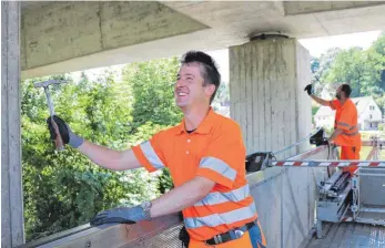  ?? FOTO: TANJA BOSCH ?? Bauwerkspr­üfer Volker Weber kümmert sich mit seinem Team noch bis 13. Juli um die Sicherheit der Brücken im Landkreis Biberach.