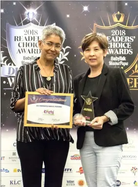  ??  ?? Wong Wai Kuen, Krista’s Programme director, receiving the Readers’ Choice Award for Best Kindergart­en Programme.