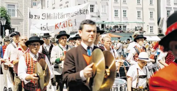  ?? BILD: SN/MARCO RIEBLER ?? Unüberhörb­arer Protest: Blasmusike­r, Schützen-, Heimat- und Kameradsch­aftsverein­e marschiert­en durch die Altstadt.