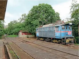  ?? KEITH FENDER ?? Preserved 15kV AC 1929 built electric loco 127 at the rail museum at Atenas station on the currently disused 98.3km long line between San Jose and Puntarenas on the Pacific coast on May 12, 2017; planning to reopen the line is underway led by Korean National Railways. The loco was built by AEG at Hennigsdor­f north of Berlin (AEG 4086/1929) and was delivered as an 820HP A1A A1A. It has subsequent­ly been rebuilt to BoBo wheel arrangemen­t.