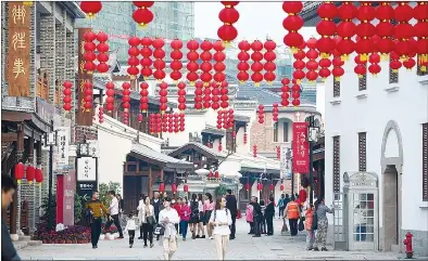  ?? PHOTOS BY LUO BING ?? Changde River Street allows visitors to explore the beauty of local traditiona­l culture.