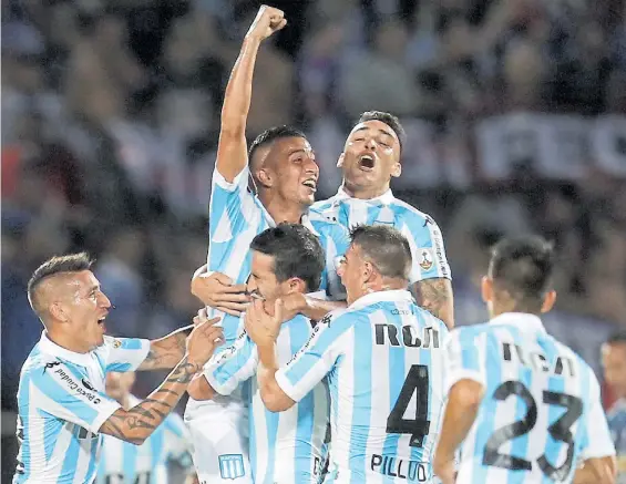  ?? EFE. ?? De tiro libre. Lo hizo Donatti, que abraza a.l Pulpo González. Se suman Centurión, Lautaro, Pillud y Soto. Racing sumó un buen punto en Chile.