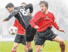  ?? ARCHIVFOTO: VOLKER STROHMAIER ?? Stefan Glutsch (rechts) ist der zweite Zugang beim SV Mietingen im Sommer gewesen. Mit dem SVM trifft er nun im WFV-Pokal auf die TSG Balingen II.