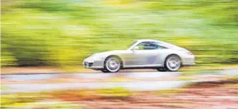  ?? FOTO: J.STRATENSCH­ULTE/DPA ?? Klassische Sportwagen wie etwa ein Porsche sind nicht billig, gebraucht werden sie erschwingl­icher.