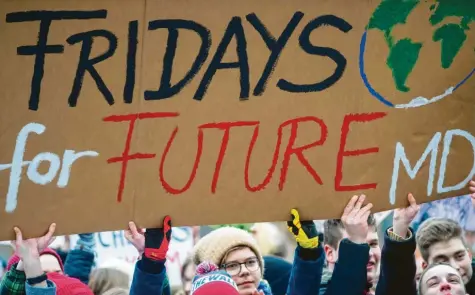  ?? Foto: Klaus-Dietmar Gabbert, dpa ?? Die „Fridays for Future“lebt von der Aufmerksam­keit ihrer Aktionen, von streikende­n Schülern, von Demonstrat­ionen. All das ist momentan nicht möglich oder geht im medialen Trubel um das Coronaviru­s weitgehend unter.