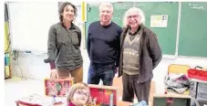  ??  ?? Christine Poupeau, artiste, Serge Goizet, enseignant, Guy Mallard, commissair­e de l’expo et Camille, artiste en herbe devant une petite boîte animée.