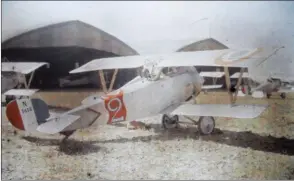  ?? FERNAND CUVILLE, DOMAINE PUBLIC ?? Autochrome du Nieuport 23 n° 3833 de l’escadrille N 350 (future escadrille 462) du Camp retranché de Paris, envoyée en renfort sur le front près de Soissons pour l’offensive du chemin des Dames le 27 mai 1917.