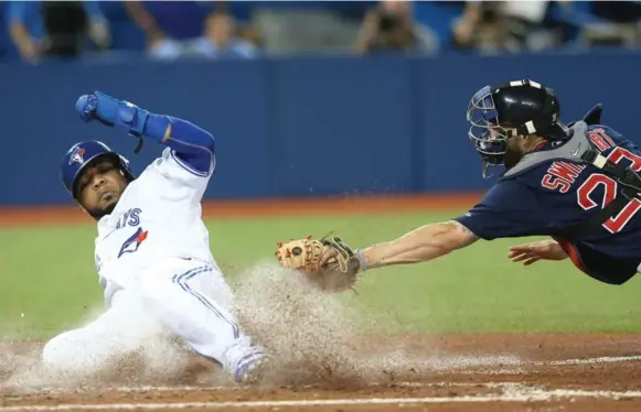  ?? STEVE RUSSELL/TORONTO STAR ?? Edwin Encarnacio­n eludes the tag of Blake Swihart to score on a Justin Smoak double in the Blue Jays’ three-run fourth inning. Six different Jays scored runs in their 6-1 win over Boston.