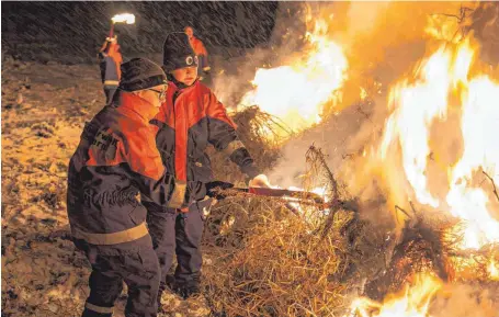  ?? FOTO: GERD MÄGERLE ?? Mit Fackeln setzten die Mitglieder der Jugendfeue­rwehr Mettenberg ihren Funken in Brand.