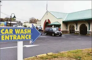  ?? Alexander Soule / Hearst Connecticu­t Media file photo ?? A worker towels down a vehicle in November 2016 at Splash Car Wash in Wilton.