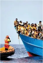  ?? BILD: SN/AFP ?? Migranten im Mittelmeer.