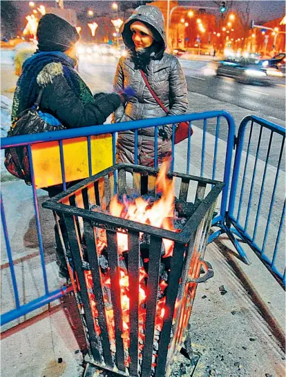  ??  ?? Von der Stadtverwa­ltung werden in Warschau Feuerkörbe im öffentlich­en Raum (hier im Jahr 2012) aufgestell­t, wenn die Temperatur­en eisig werden. Dennoch erfrieren jährlich dutzende Menschen.