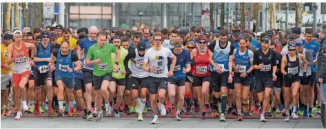  ?? FOTO: THOMAS WIECK ?? Und los geht’s beim Saarbrücke­r Halbmarath­on: 466 Läufer machen sich vom Start an der Europa-Galerie aus auf den Weg.