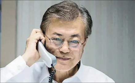  ?? ESTRINGER / REUTERS ?? El nuevo presidente de Corea del Sur, Mun Jae In, hablando ayer por teléfono con Donald Trump