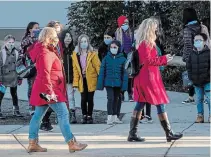  ?? DARRYL DYCK
THE CANADIAN PRESS ?? Students watch as teachers dressed in red participat­e in a solidarity march to raise awareness about cases of COVID-19 at Ecole Woodward Hill school, in Surrey, B.C., Tuesday.