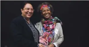  ??  ?? La Ceremonia del Premio de Seacology 2018, en honor a Patricia Lamelas, se llevó a cabo el pasado 4 de octubre 2018 en el David Brower Center de Berkeley, California, Estados UnidosEn las imágenes dearriba: Ken Murdock, vicepresid­ente y cofundador de Seacology, cuando entregaba el premio a Lamelas; y Patricia junto a Leida Buglass, representa­nte de Seacology en República Dominicana.