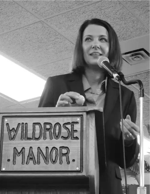  ?? Keith Gerein, edmonton journal ?? Wildrose Party Leader Danielle Smith calls out bingo numbers at the Wildrose Manor seniors lodge in Grande Prairie on Tuesday.