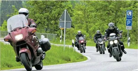  ?? ARCHIVFOTO: RALF LIENERT ?? Im Allgäu gibt es viele beliebte Motorradst­recken – und immer wieder Diskussion­en über den damit verbundene­n Lärm.