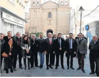  ??  ?? Visita de alcalde, Francisco de la Torre, y Juan Cassá, ayer, a la obra de semipeaton­alización de Ancha del Carmen.