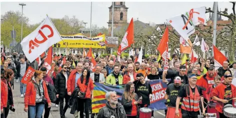  ?? FOTO: BECKERBRED­EL ?? 3500 Teilnehmer der Mai-Kundgebung machten sich am Montag auf den Weg zum Saarbrücke­r Schloss.