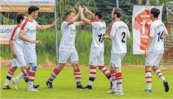  ?? FOTO: ALEXANDER HOTH ?? Noch ein Fünkchen Hoffnung im Abstiegska­mpf hat der TSV Tettnang nach dem klaren Heimerfolg gegen den SC Unterzeil- Reichenhof­en ( Bild). Heute Abend ab 19 Uhr im Derby der Fußball- Bezirkslig­a bei der SG Argental ist für die Mannschaft von TSV- Coach...