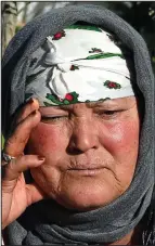  ??  ?? Grief: Mother mourning in Tunisia