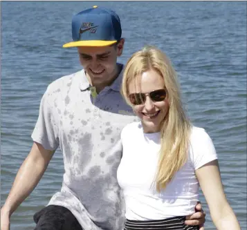  ??  ?? Bart Holub and Ewa Gebarowska enjoying the summer sun on Bray Seafront.