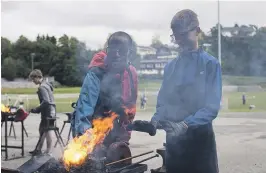  ??  ?? VARME: Zuber Bale og Patryk Cyba synes det er gøy å laere nye ting.