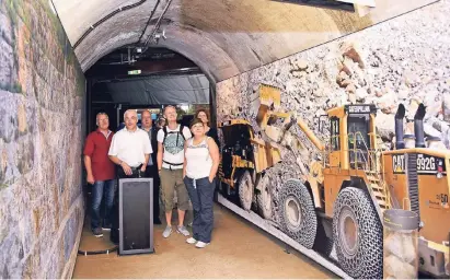  ?? RP-FOTO: DIETRICH JANICKI ?? Neugierig und interessie­rt betraten die Gäste das modernisie­rte Museum, das in einem ehemaligen Zugangstun­nel zum Kalksteinb­ruch Bochumer Bruch entstanden ist.