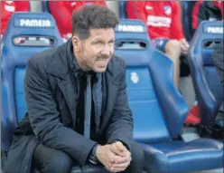  ??  ?? ROMPER LA RACHA. Simeone, en el banquillo del estadio amarillo.