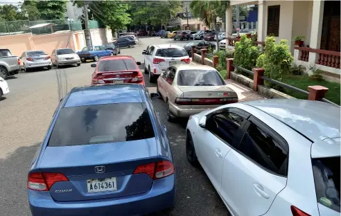  ?? K. MOTA ?? Una calle cercana al Palacio Nacional evidencia el problema de movilidad y la estrechez de las vías en todo el Distrito Nacional.