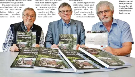  ?? FOTO: NN ?? Manfred van Halteren, Kurt Kreiten und Kurt Michelis (von links) mit dem neuen Buch.