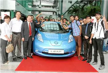  ??  ?? Dr Lim (third from left), UCSI FETBE dean Ir Assoc Prof Dr Jimmy Mok (second from right) and Edaran Tan Chong Motor personnel with UCSI students during the Nissan LEAF showcase.